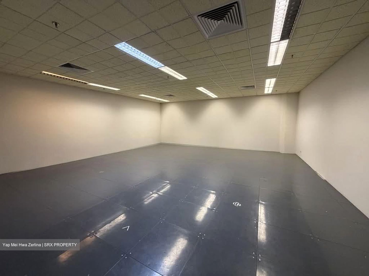 Lucky Plaza (D9), Retail #582267111